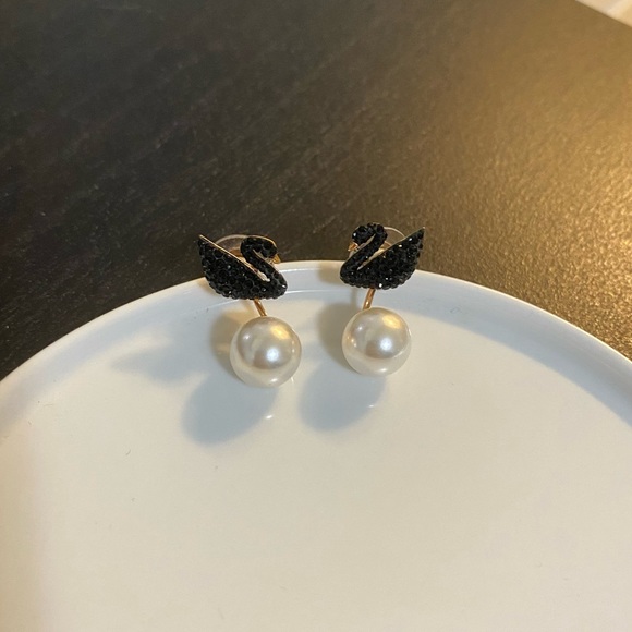 Swarovski Iconic Swan earring - Picture 3 of 4